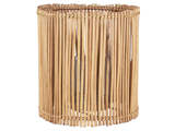 En cylindrisk lampeskærm lavet af lodrette, jævnt fordelte bambuspinde, der skaber et naturligt, rustikt udseende med et åbent, luftigt design.