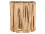 En cylindrisk lampeskærm lavet af lodrette, jævnt fordelte bambuspinde, der skaber et naturligt, rustikt udseende med et åbent, luftigt design.
