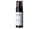 En flaske Meraki Instant Tanning Mousse med pumpedispenser og minimalistisk hvid og sort etiket, som indeholder 150 ml.
