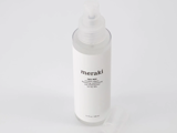 En sprayflaske i klar plast med påskriften meraki face mist for dry skin med en gennemsigtig hætte ved siden af på en hvid baggrund.