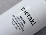 Nærbillede af en hvid flaske med påskriften meraki FACE MIST, der beskrives som en certificeret økologisk, forfriskende, fugtgivende og beroligende mist til tør hud.
