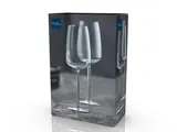 En æske med to klare hvidvinsglas på forsiden, med en mørk og elegant baggrund og mærkets logo i øverste venstre hjørne.