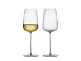 To høje, klare vinglas; det ene er halvvejs fyldt med hvidvin, mens det andet er tomt. Begge står på en almindelig hvid baggrund.