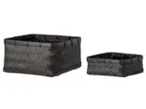 To sorte, firkantede flettede opbevaringskurve i forskellige størrelser placeret side om side på en hvid baggrund.