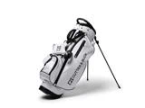 Hvid Cutter & Buck golfbag med flere lommer og et stativ, placeret på sine ben mod en hvid baggrund.