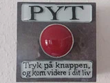 PYT-knap af Britta Madsen & Søren Gøttrup - unikaglas