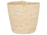 En rund, beige flettet kurv lavet af naturfibre med let udspilede sider og en struktureret overflade.