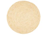 Et rundt, lysbeige vævet tæppe med koncentriske cirkelmønstre, set ovenfra på en hvid baggrund.