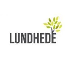 Ordet LUNDHEDE med fede bogstaver, hvor bogstavet E er stiliseret som en træstamme med grønne og gule blade, der forgrener sig over den.