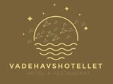 Logo med stiliserede fugle, der flyver over bølger under en sol eller måne, omgivet af stjerner. Teksten nedenunder lyder: VADEHAVSHOTELLET HOTEL & RESTAURANT.
