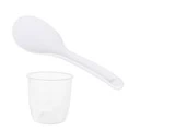 En hvid plastikske og et gennemsigtigt plastmålebæger med målemærker på hvid baggrund.