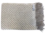 Et foldet, vævet tæppe i beige og brunt med diamantmønster og frynser langs kanterne, med en etiket i det ene hjørne.