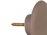 Et nærbillede af en brun vægkrog med en synlig metalskrue, isoleret på en hvid baggrund.