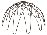 En kuppelformet metaltrådramme med buede, overlappende buer, der ligner en åben paraply eller en trådstøtte til planter.