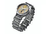 Et armbåndsur i sølvmetal med en rund urskive, beige og grå dobbeltskiver og en gul sekundviser, med en robust, kraftig lænke.