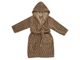 Brun badekåbe med hætte og beige bølgelinjemønster, forlommer og et matchende bælte, vist fladt på en hvid baggrund.