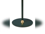 Et nærbillede af en lampe- eller standerfod med en rund, mørkegrøn platform med en guldaccent, hvor stangen møder foden, mod en hvid baggrund.