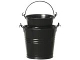 To sorte metalspande stablet, med en mindre spand placeret inde i en større. Begge har håndtag, og spandene er vist mod en hvid baggrund.
