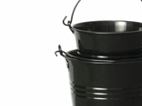 To sorte metalspande stablet sammen, med synlige metalhåndtag, på en hvid baggrund.