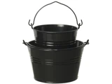 To sorte metalspande, den ene mindre og indlejret i den anden, begge med buede hanke, på en almindelig hvid baggrund.