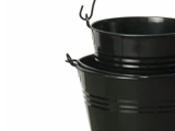 To sorte metalspande stablet sammen, hver med en metalhank og et enkelt, vandret stribet design nær kanten.