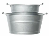 To stablede galvaniserede metalspande med håndtag, den mindste placeret i en større, begge med en metallisk sølvfinish.