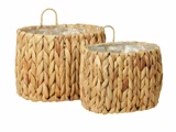 To flettede halmkurve med håndtag og klare plastforinger indeni, vist på en hvid baggrund. Den ene kurv er lidt højere end den anden.
