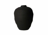 En sort keramisk vase med struktur, en afrundet krop og en smal åbning, fremstillet på en ensfarvet hvid baggrund.