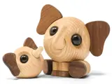 To elefantfigurer af træ med store runde sorte øjne og overdimensionerede ører, den ene sidder oprejst og den anden ligger på siden.