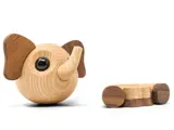 Rund træelefant med store ører og hævet snabel, ved siden af en separat mindre træfigur med hjul, begge på hvid baggrund.