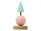 En lille skulptur med en træbase, en pink kugle og en lyseblå kegle på toppen, forbundet med en tynd guldstang.