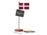 Et lille dansk flag på et træstativ med et kridttavleskilt med teksten Tillykke!, et stykke kridt og en lukket kridttavle, der ligger i nærheden.