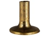 En struktureret, metallisk guldlysestage med en bred rund base og en høj cylindrisk stilk, set på en hvid baggrund.