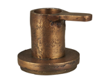En lille, cylindrisk metalskulptur i bronze med en flad, cirkulær base og et kort, fremspringende håndtag på den ene side.