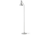 Minimalistisk hvid gulvlampe med en slank, lige stang, en rund fod og en kegleformet lampeskærm. Der går en sort strømledning ud fra foden.
