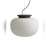 En moderne pendel med en rund, matteret hvid glasskærm og en sort top, ophængt i en sort ledning mod en hvid baggrund.