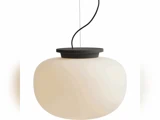 En moderne pendellampe med en rund, matteret hvid glasskærm og en sort tophætte, ophængt i en sort ledning.