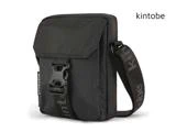 En lille sort crossbody-taske med spænde foran, flaplukning og en justerbar rem, hvor der står kintobe på. Mærkets navn står også i øverste højre hjørne.