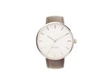 Et minimalistisk armbåndsur med hvid urskive, enkle timemarkeringer og en brun læderrem, vist på en hvid baggrund.