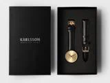 Sort gaveæske med KARLSSON QUALITY TIME indeholder et sort læderur med guldfacade og en ekstra sort læderrem, begge med guldspænder.