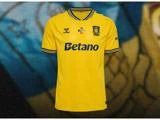 Gul Brøndby IF-fodboldtrøje med blå kant, Betano-sponsorlogoet og klublogoet på brystet.