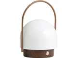 En moderne bordlampe med en kuppelformet hvid skærm, træfod, sølvknap og et buet brunt håndtag, der buer over toppen.