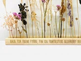 60 cm. holder med personlig tekst - til tørrede blomster fra Woodenfactory.dk