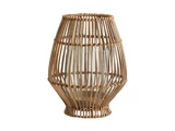 En dekorativ lanterne med en klar glasholder indeni, omgivet af en åben, flettet rattanramme i en naturlig brun farve.