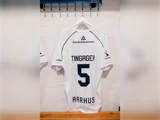 Hvid Aarhus-fodboldtrøje med navnet TINGAGER og nummer 5 i mørkeblå bogstaver på ryggen.