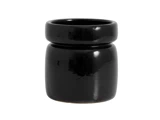En blank sort keramikvase med en bred, afrundet kant og cylindrisk krop på en hvid baggrund.