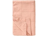 En foldet lyserød quilt med et synligt syet gittermønster og et hjørne, der er vendt op, så man kan se strukturen på begge sider.