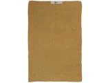 Et rektangulært, lysebrunt tekstureret stof med en lille hvid etiket øverst i midten, vist på en hvid baggrund.