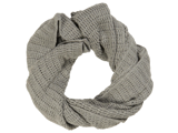 Et gråt strikket infinity-tørklæde arrangeret i en cirkulær form på en hvid baggrund.
