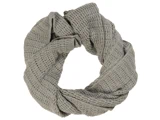 Et gråt strikket infinity-tørklæde arrangeret i en cirkulær form på en hvid baggrund.